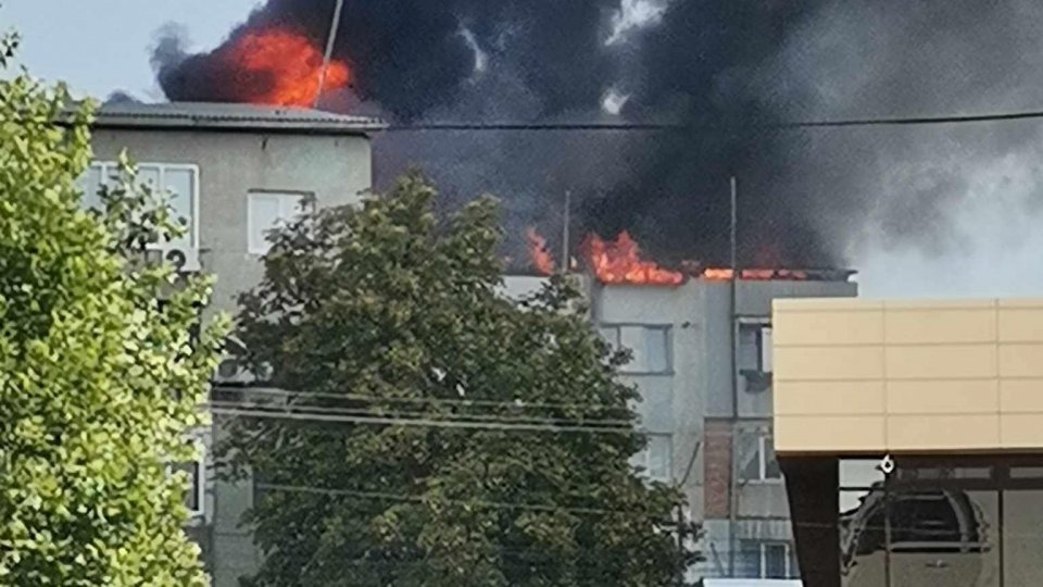 Un bloc de locuinte din municipiul Husi a luat foc