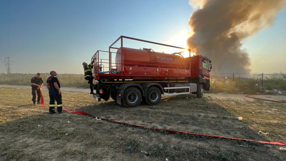 Incendiu de vegetaţie uscată în zona de nord a Capitalei