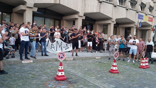 Sute de oameni au ieșit în stradă în fața Maternității Spitalului Județean de Urgență din Botoșani