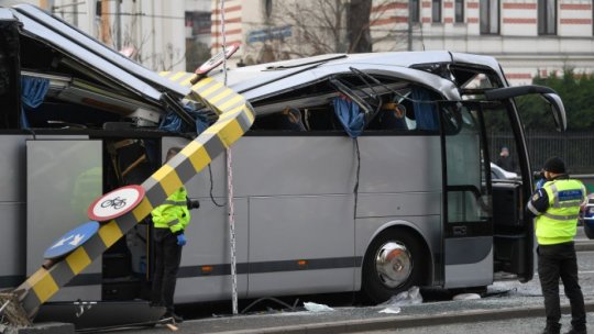Un autocar în care se aflau aproximativ 40 de pasageri ucraineni a lovit un limitator de înălțime