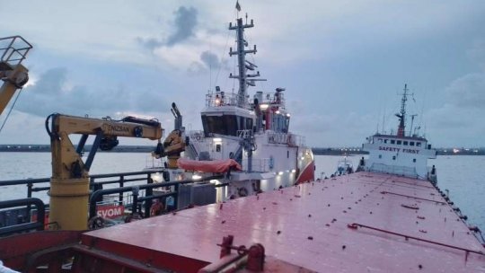 Vaporul care se afla în pericol de scufundare în Portul Constanţa a început să se redreseze