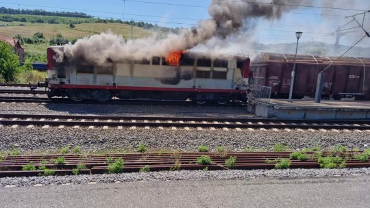 Locomotiva unui tren marfar a luat foc în gara Dumbrăveni