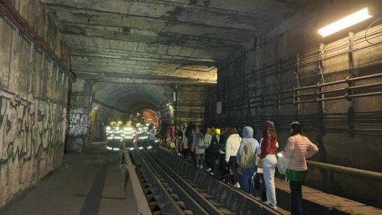 Incident neobişnuit la staţia de metrou Piaţa Unirii 2: Un călător a coborât pe linie şi s-a legat cu cătuşe de şină