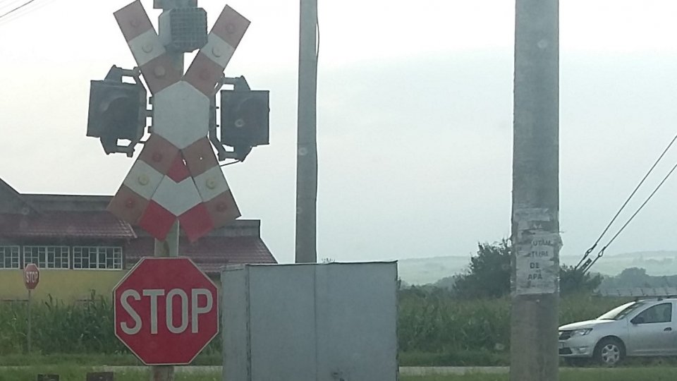 Blocaj în traficul rutier şi feroviar la trecerea de nivel cu calea ferată pe DN6