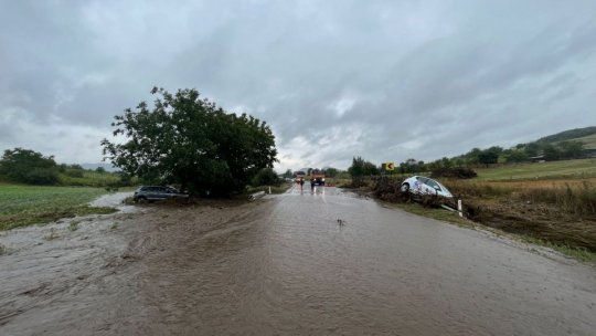 Doi bărbați aflați într-un autoturism au fost surprinși  de o viitură