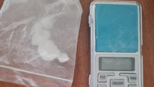 Dealeri prinși când distribuiau droguri în curtea liceului