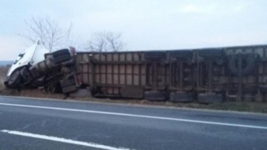 TIR cu număr de Bulgaria s-a răsturnat lângă șosea și a luat foc pe DN 56 A