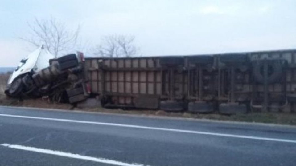 TIR cu număr de Bulgaria s-a răsturnat lângă șosea și a luat foc pe DN 56 A