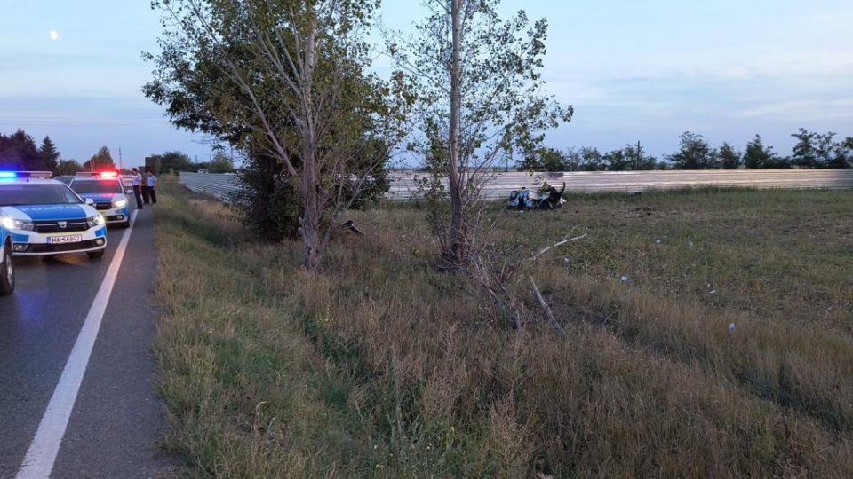 Un tânăr care a furat o mașină a încercat să scape de polițiști rulând cu peste 160 km/h, dar s-a răsturnat