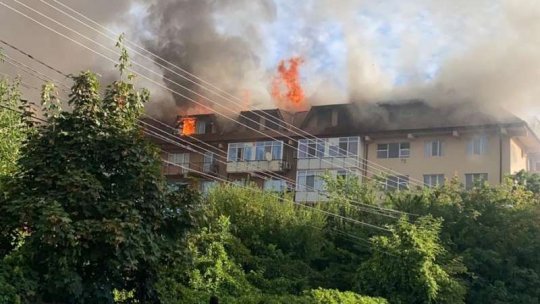 Peste 20 de locuinţe aflate la mansardă, distruse în totalitate în urma incendiului de la Craiova