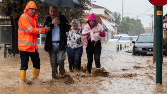 În Grecia, pompierii desfăşoară operaţiuni de salvare în localităţile izolate de inundaţii din Tesalia