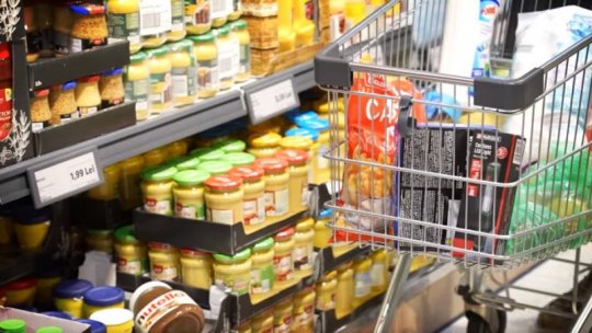 Preţurile medii ale alimentelor de bază vizate de ordonanţa de plafonare a adaosurile comerciale au scăzut luna trecută cu până la 50% în marile lanţuri de magazine comparativ cu luna iunie