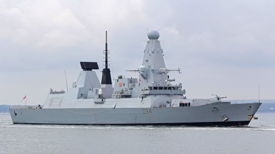 Rebelii houthi din Yemen au atacat în Marea Roșie o navă a marinei militare britanice