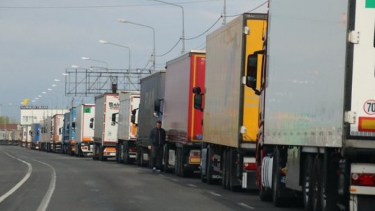 Protest al transportatorilor pe mai multe şosele din ţară