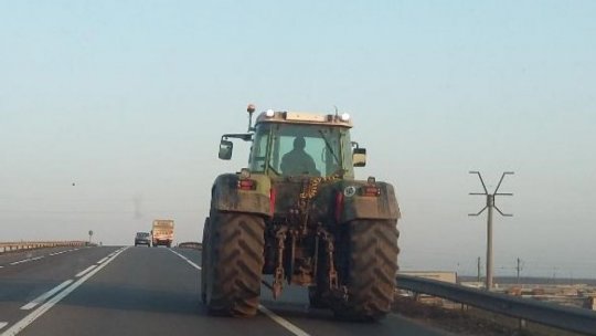 Fermieri nemulțumiți s-au alăturat cu tractoare protestului declanşat de transportatori