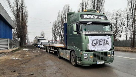 Transportatorii și agricultorii continuă protestele