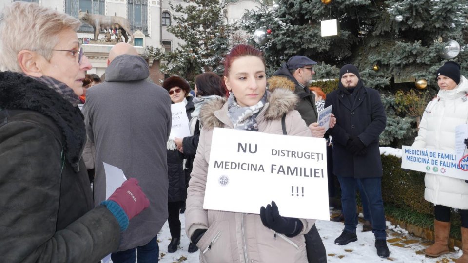 Aproximativ 100 de medici de familie au protestat în centrul municipiului Târgu Mureș