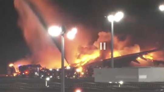 Avion în flăcări pe aeroportul din Tokyo: Toți cei 367 de pasageri au fost evacuați