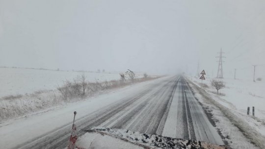 Se circulă în condiţii de iarnă pe autostrăzile şi drumurile naţionale din sudul şi centrul ţării