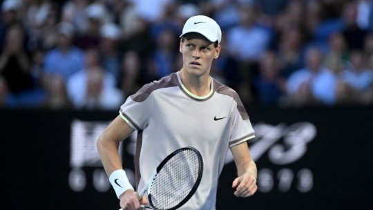 Jannik Sinner câștigă trofeul Australian Open la tenis