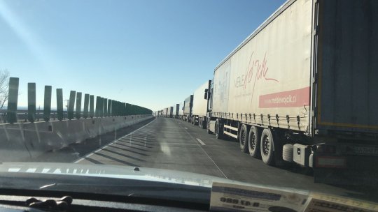 Cozi de peste 6 km la TIR-urile care ies din țară pe la vama Giurgiu- Ruse