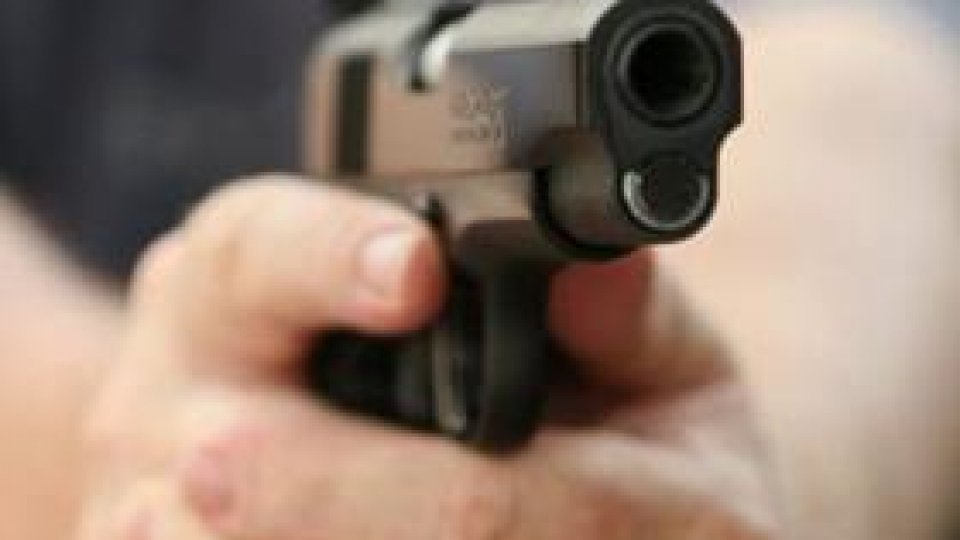 Polițiștii hunedoreni continuă căutarea pistolului furat