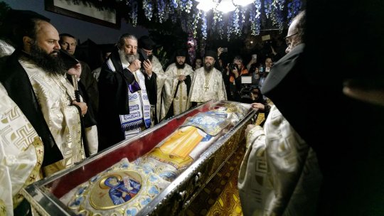 Zeci de mii de credincioşi aşteaptă să se închine la moaştele Sfintei Cuvioase Parascheva