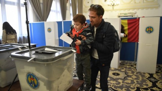 Președintele în exercițiu Maia Sandu a câștigat primul tur al alegerilor prezidențiale din Republica Moldova