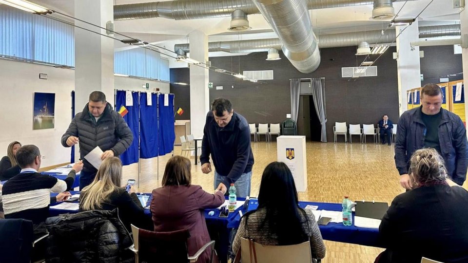 157 de secții de votare sunt deschise în Italia