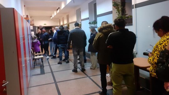 București: S-au format cozi în unele secții de votare