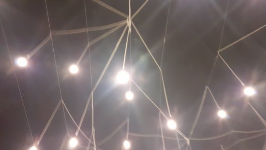 La Bucureşti s-a deschis Târgul de Crăciun din Piaţa Constituţiei şi a fost aprins iluminatul festiv