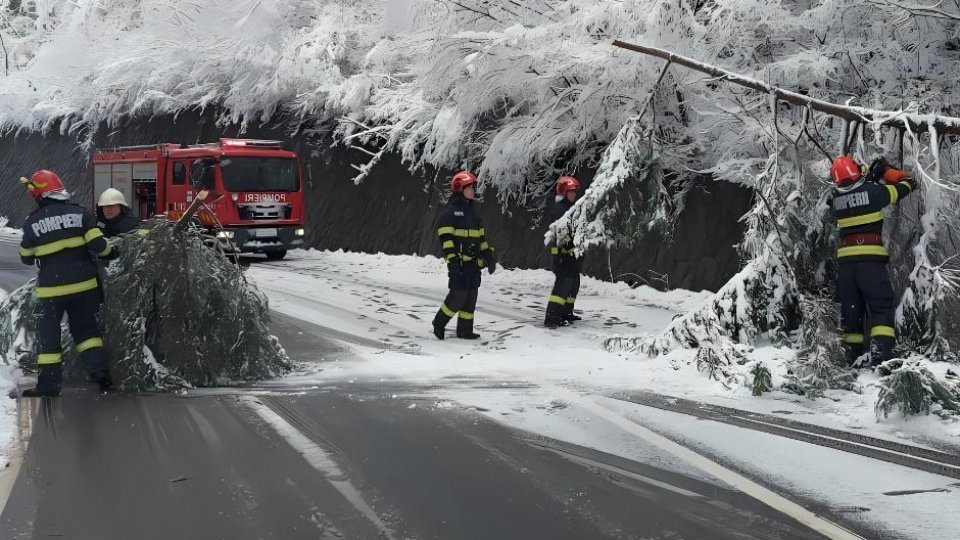 Atenționări de vreme rea pentru jumătate de țară