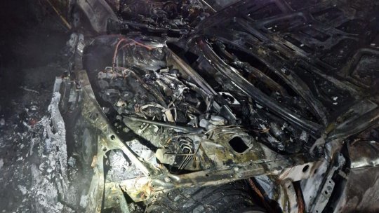 Patru mașini au fost distruse într-un incendiu