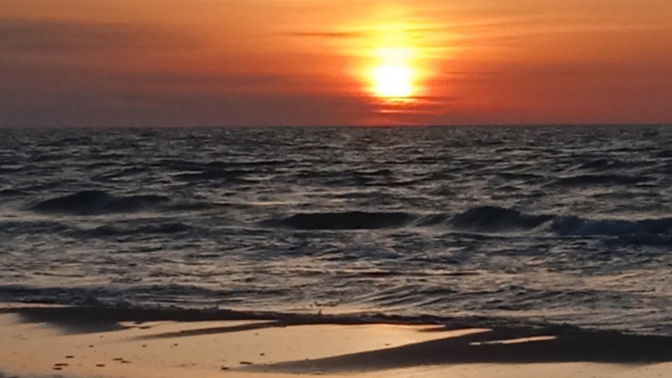 Deversările de petrol s-au întins pe zeci de km pe coasta rusă a Mării Negre, în urma scufundării unui petrolier rusesc