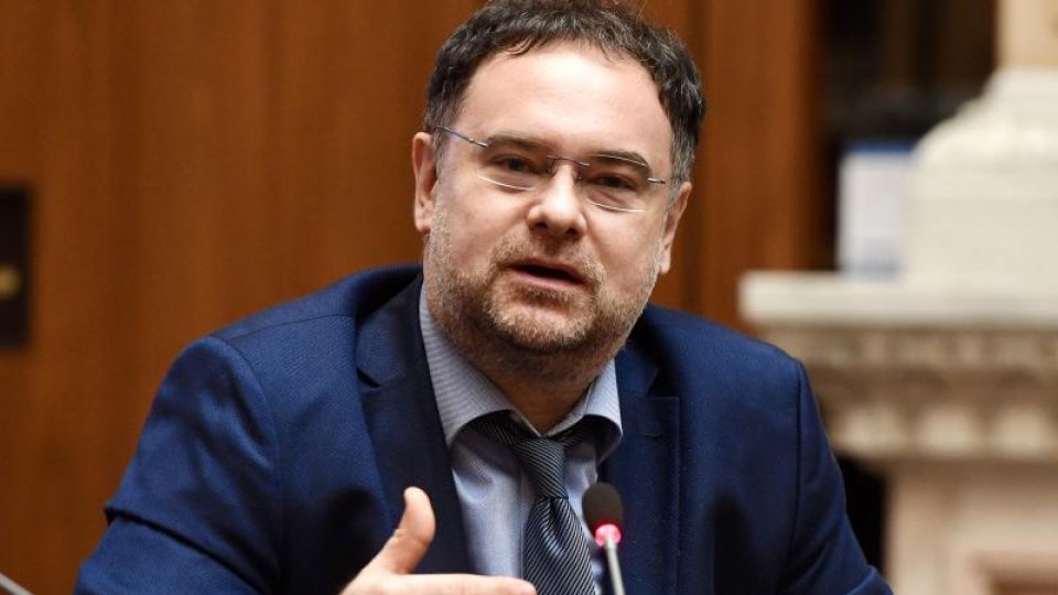 Euro ar putea depăşi oficial pragul de 5 lei până la jumătatea anului viitor