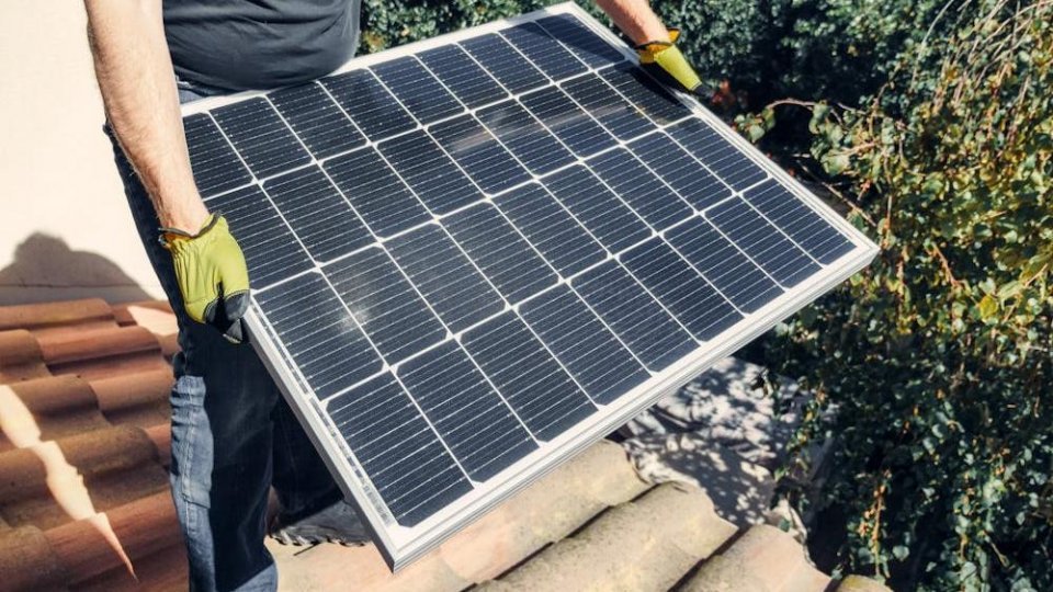 Asociaţiile de proprietari vor putea instala sisteme fotovoltaice pe blocuri pentru a reduce facturile