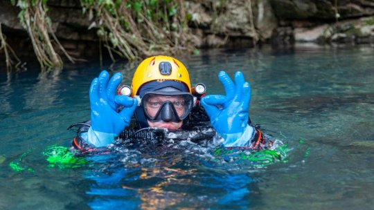 O echipă de scafandri de la Salvamont-Salvaspeo Cluj a stabilit un nou record național de scufundare în peșteră inundată