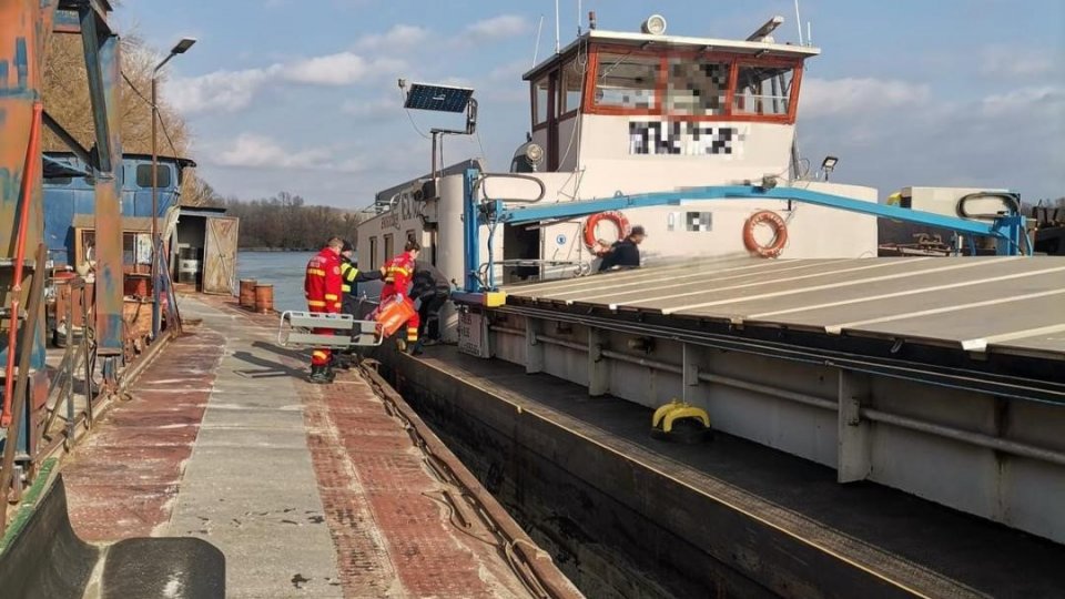 Un bărbat de 49 ani aflat pe o barjă, pe Dunăre, a avut nevoie de îngrijiri medicale