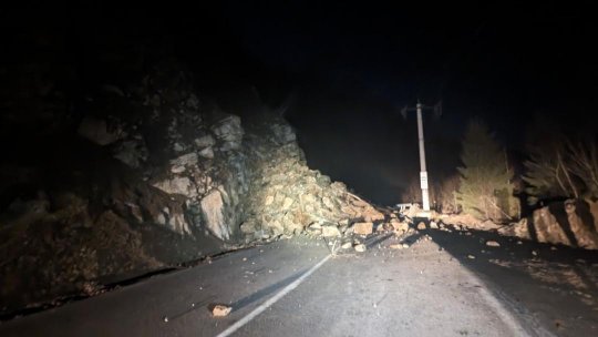 Trafic rutier blocat pe DN 67C la Tău Bistra, din cauza unor bolovani căzuți de pe versantul muntelui