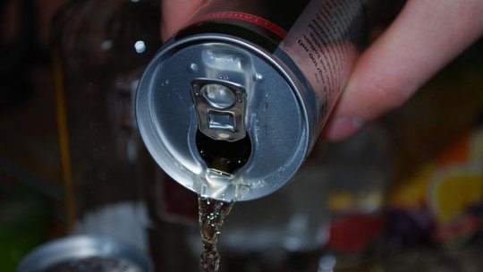 Parlamentul interzice vânzarea către minori a băuturilor energizante