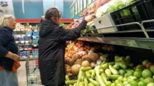 Magazinele, obligate prin lege să reducă preţul alimentelor care expiră