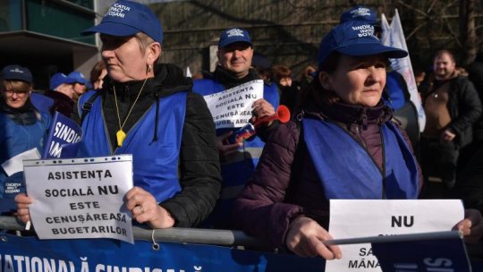 Zeci de salariaţi din Asistenţă Socială şi Protecţia Copilului au protestat în faţa Ministerului Muncii