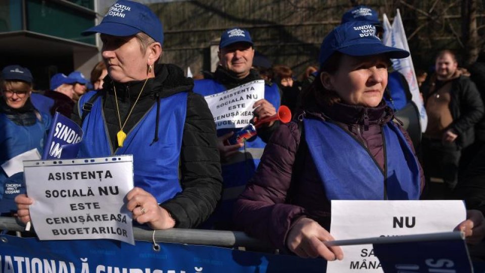 Zeci de salariaţi din Asistenţă Socială şi Protecţia Copilului au protestat în faţa Ministerului Muncii
