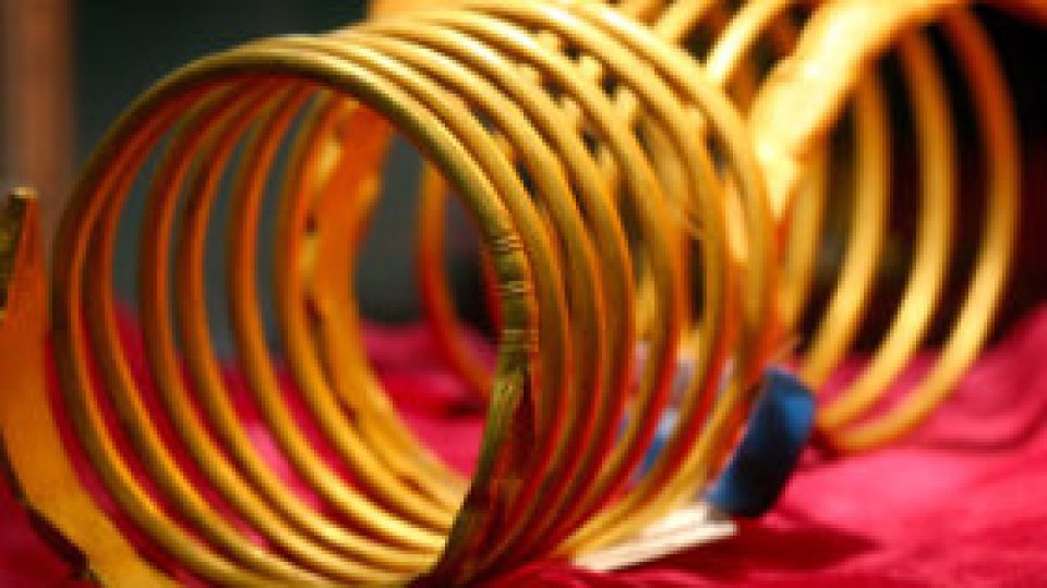 Trei brăţări preistorice din aur, provenite din situri arheologice româneşti, au fost aduse în ţară de procurori şi poliţişti români