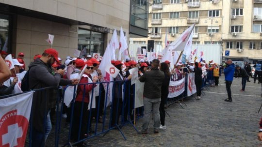 Sindicaliştii de la Federaţia "Solidaritatea Sanitară" continuă protestele