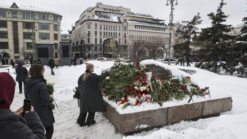 Cel puţin 200 de persoane au fost arestate în timp ce aduceau flori la monumente improvizate pentru Aleksei Navalnîi, la Sankt Petersburg în Rusia
