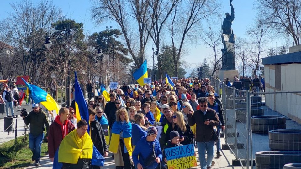 Refugiați ucraineni s-au adunat la Monumentul Victoriei din Constanţa pentru comemorarea invaziei Rusiei în Ucraina