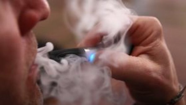 Proiectul de lege care interzice vânzarea către minori a ţigărilor electronice intră în dezbaterea plenului Camerei Deputaţilor