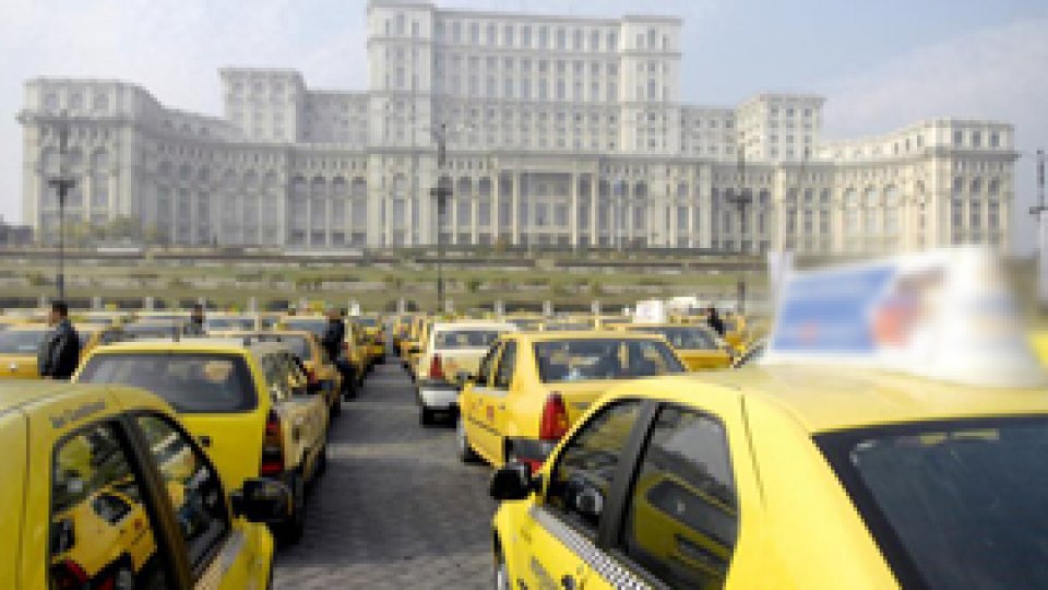 Continuă protestele taximetriştilor în Piaţa Constituţiei