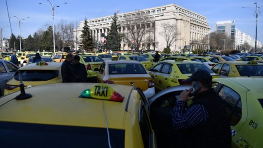 Taximetriştii continuă protestele în Piaţa Constituţiei din București